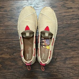 TOMS size 11 classic  women’s canvas shoe w red piping detail.
